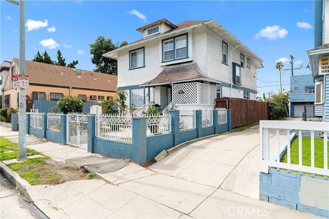 1665 Arlington, Los Angeles, CA 90019