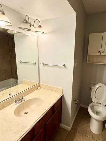 700 Thicket Lane 406, Houston, TX 77079