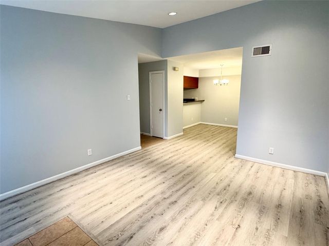 700 Thicket Lane 406, Houston, TX 77079