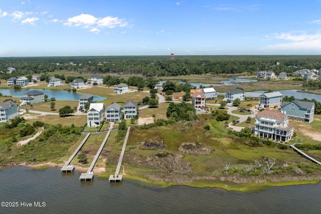 703 Cannonsgate Drive, Newport, NC 28570