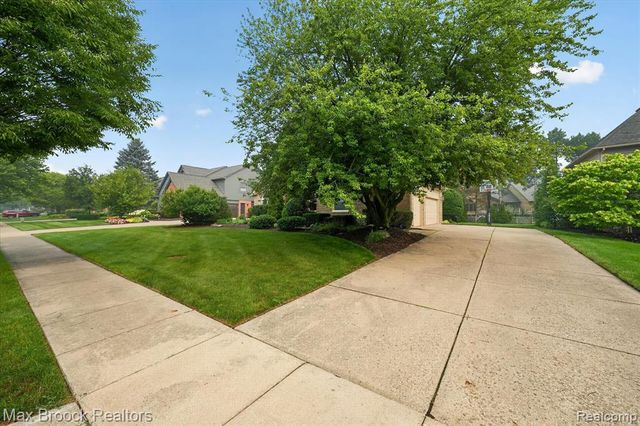 1822 Lexington Drive, Troy, MI 48084