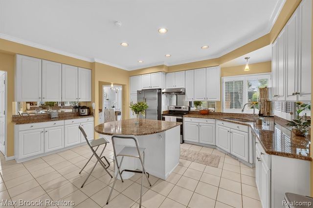 1822 Lexington Drive, Troy, MI 48084