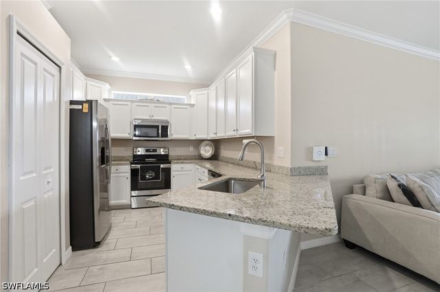 2062 Tamarron LN, Naples, FL 34120