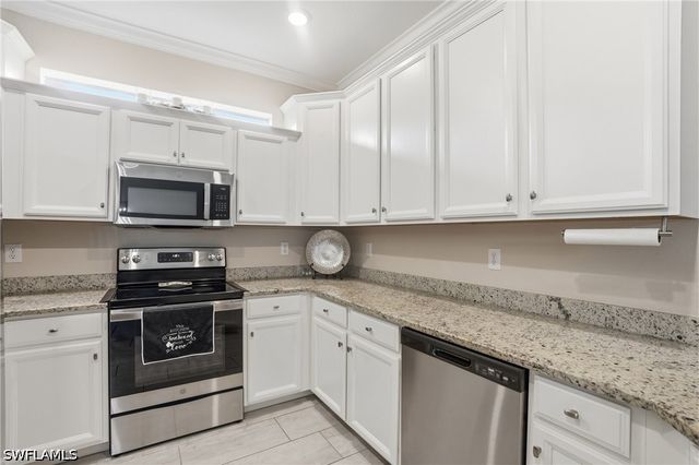 2062 Tamarron LN, Naples, FL 34120