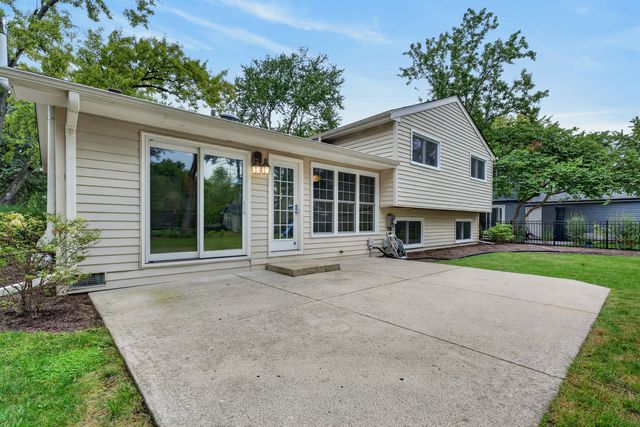 352 Berry Drive, Naperville, IL 60540