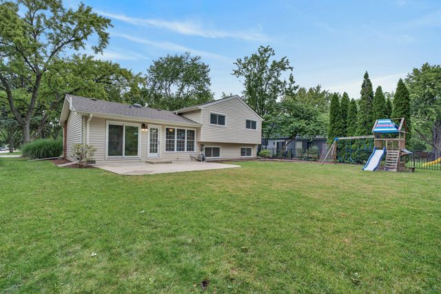 352 Berry Drive, Naperville, IL 60540