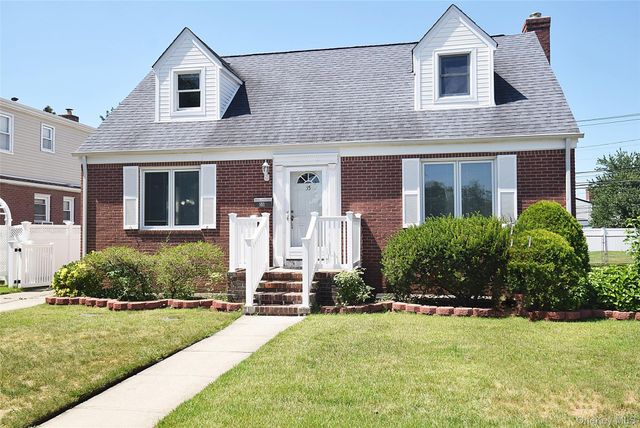 35 Rose Lane, New Hyde Park, NY 11040