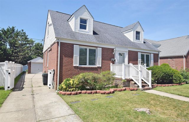 35 Rose Lane, New Hyde Park, NY 11040
