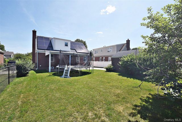 35 Rose Lane, New Hyde Park, NY 11040