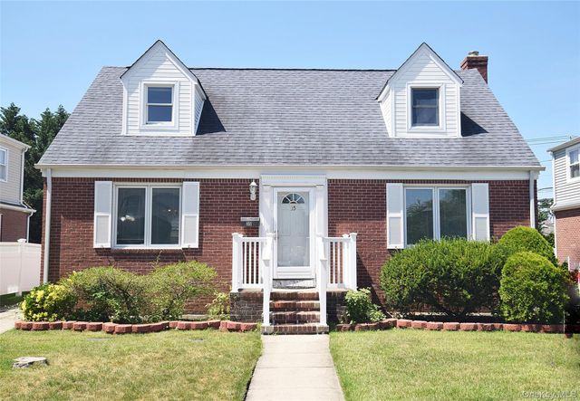35 Rose Lane, New Hyde Park, NY 11040