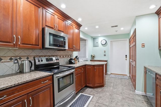 11 Royal Lake Dr 6, Braintree, MA 02184