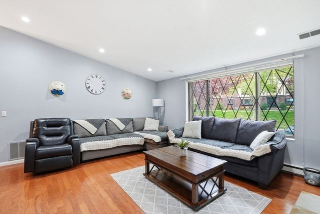 11 Royal Lake Dr 6, Braintree, MA 02184