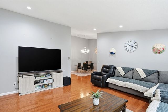 11 Royal Lake Dr 6, Braintree, MA 02184