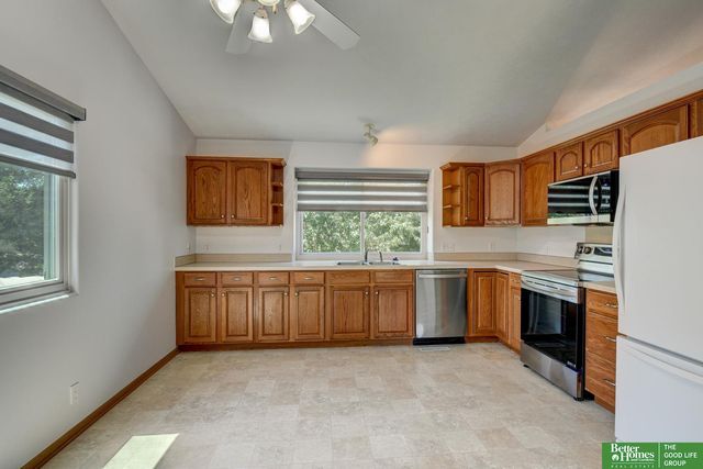 807 Edgewater Drive, Papillion, NE 68046