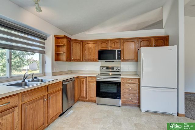 807 Edgewater Drive, Papillion, NE 68046