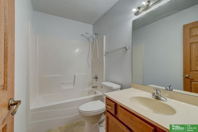 807 Edgewater Drive, Papillion, NE 68046