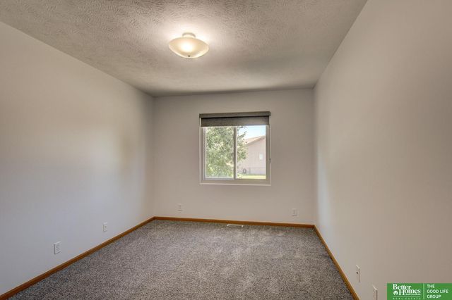 807 Edgewater Drive, Papillion, NE 68046