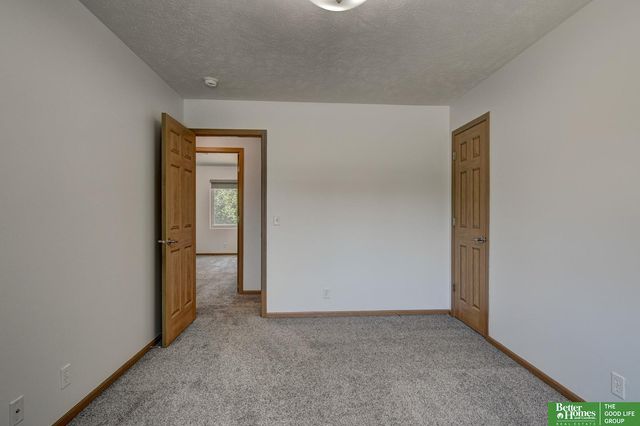 807 Edgewater Drive, Papillion, NE 68046