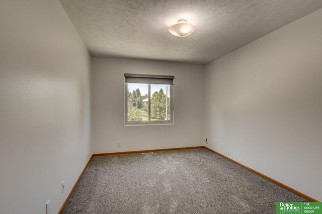 807 Edgewater Drive, Papillion, NE 68046