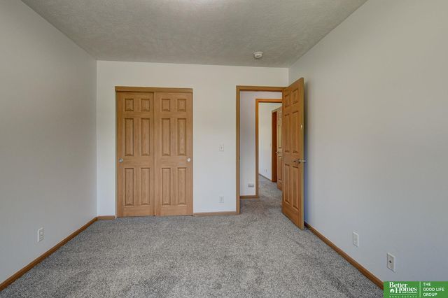 807 Edgewater Drive, Papillion, NE 68046