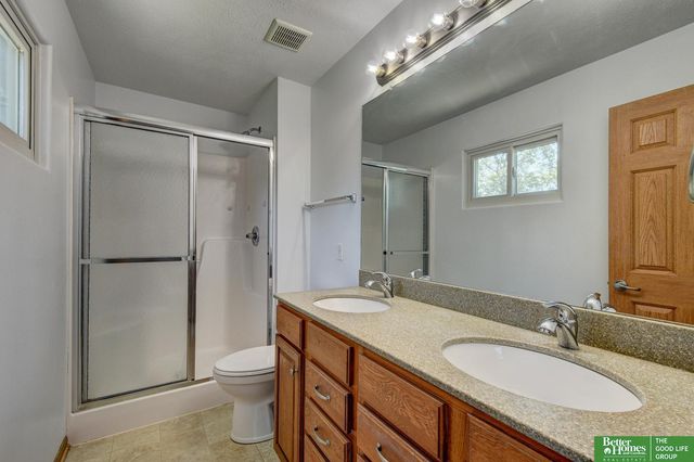 807 Edgewater Drive, Papillion, NE 68046