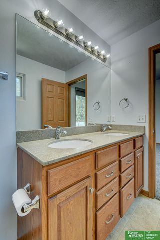 807 Edgewater Drive, Papillion, NE 68046