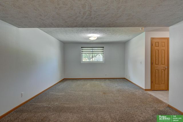 807 Edgewater Drive, Papillion, NE 68046