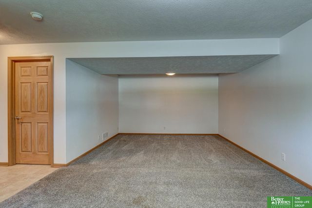 807 Edgewater Drive, Papillion, NE 68046