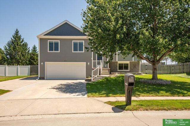 807 Edgewater Drive, Papillion, NE 68046