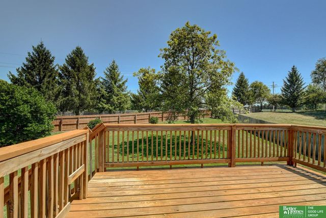 807 Edgewater Drive, Papillion, NE 68046