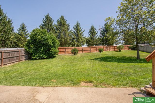 807 Edgewater Drive, Papillion, NE 68046
