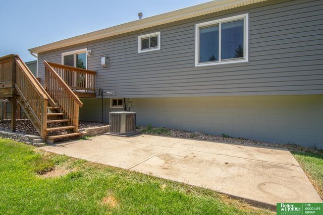 807 Edgewater Drive, Papillion, NE 68046