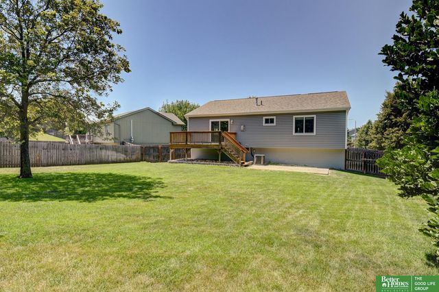 807 Edgewater Drive, Papillion, NE 68046