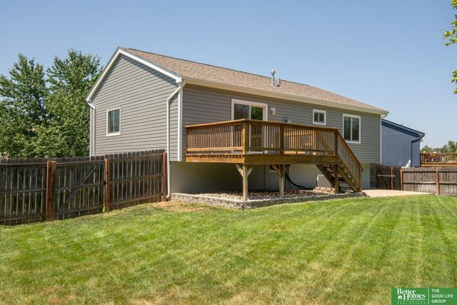 807 Edgewater Drive, Papillion, NE 68046