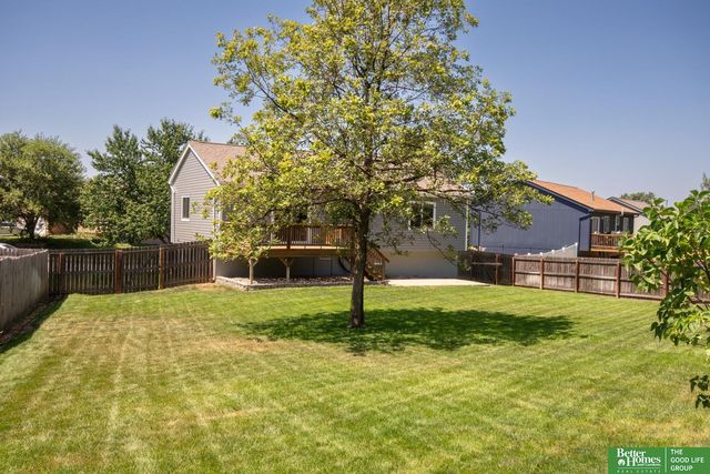 807 Edgewater Drive, Papillion, NE 68046
