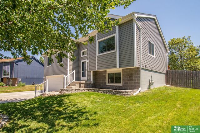 807 Edgewater Drive, Papillion, NE 68046