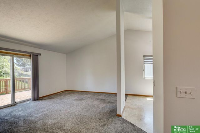 807 Edgewater Drive, Papillion, NE 68046