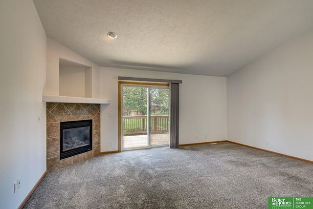 807 Edgewater Drive, Papillion, NE 68046