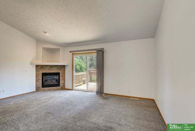 807 Edgewater Drive, Papillion, NE 68046