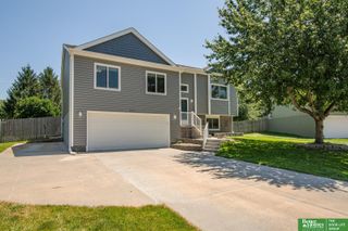 807 Edgewater Drive, Papillion, NE 68046