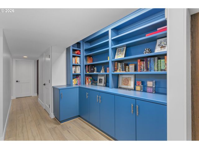 1249 LARCH St, Lake Oswego, OR 97034