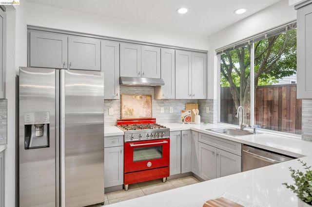 25 Farallon Ct, Richmond, CA 94804