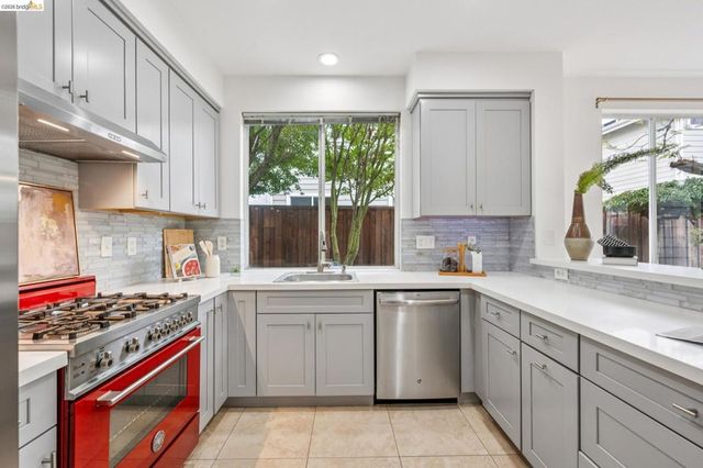 25 Farallon Ct, Richmond, CA 94804