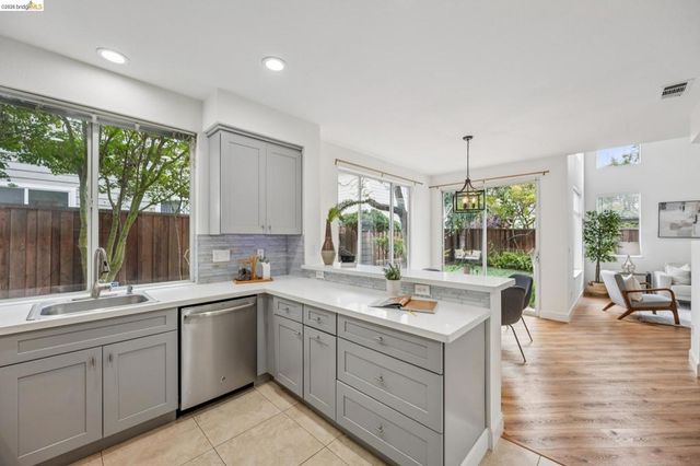 25 Farallon Ct, Richmond, CA 94804