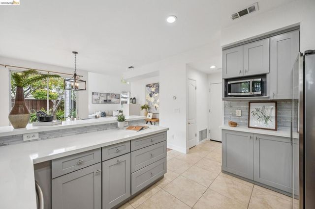 25 Farallon Ct, Richmond, CA 94804