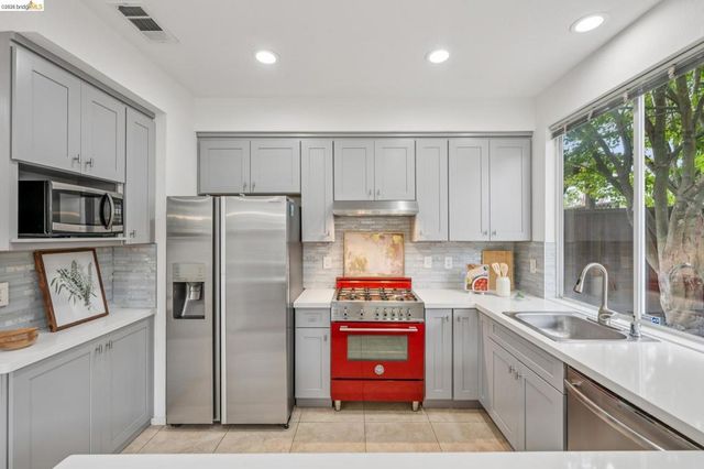 25 Farallon Ct, Richmond, CA 94804
