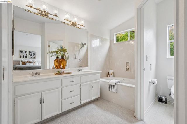 25 Farallon Ct, Richmond, CA 94804