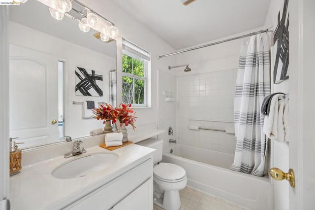 25 Farallon Ct, Richmond, CA 94804