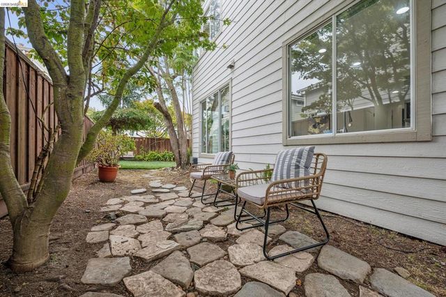 25 Farallon Ct, Richmond, CA 94804