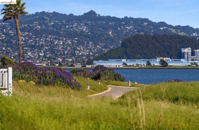 25 Farallon Ct, Richmond, CA 94804